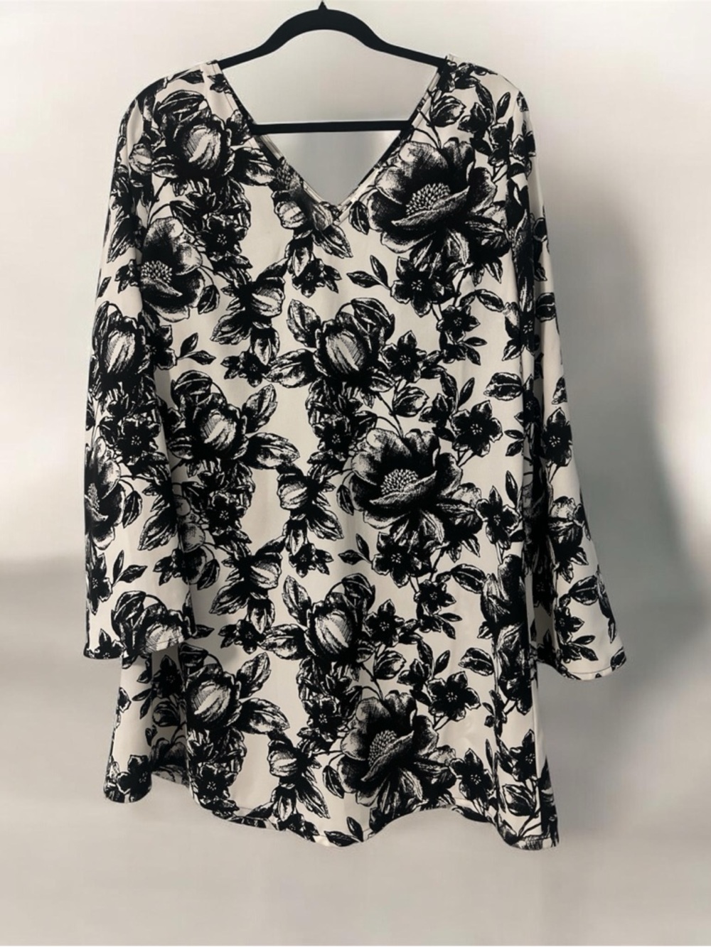 Leith Black and White Floral V-Neck Dress
